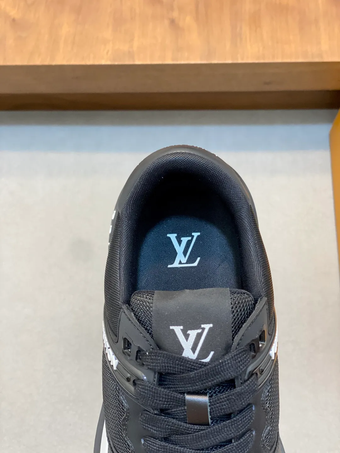 💰800 Lujia new color matching men's 🧍‍♂️trainer sneakers, this LV Trainer sneaker is made of soft grained calfskin and presents pure tones. The brand was born in 1854. The designer's handwritten brand logo is embellished on one side. Virgil Abloh designed it himself. It is a very commemorative sneaker. Brand new LV Louis Vuitton louis vuitton trainer sneaker low casual sports culture versatile basketball shoes Size: 39-44 (38, 45, 46 customized)